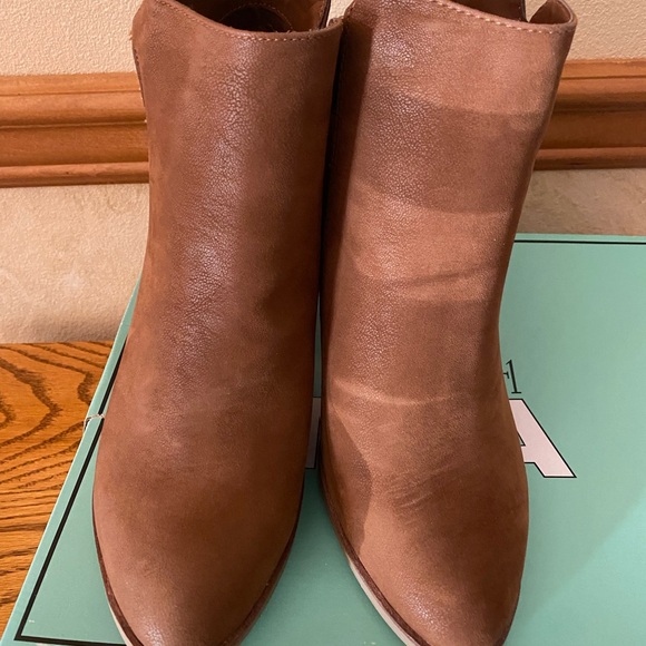 Mia Booties NEW Size 8 - Picture 3 of 5
